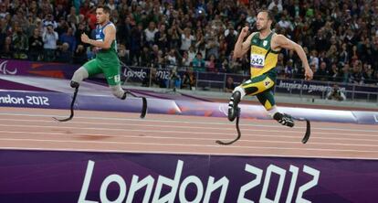 Oliveira y Pistorius, durante la carrera.