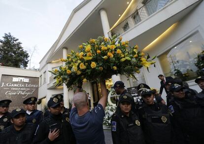 Un repartidor de flores lleva un ramo a la funeraria donde descansa el cuerpo de Gabriel García Márquez. El lunes habrá actos en su honor en el Palacio de Bellas Artes de Ciudad de México.