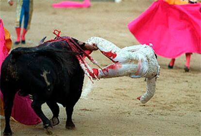 Miguel Abellán sufrió una tremenda voltereta al entrar a matar a su primer toro.