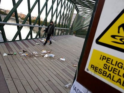 Suciedad en Madrid R&iacute;o debido a la huelga de la empresa de limpieza y jardiner&iacute;a.