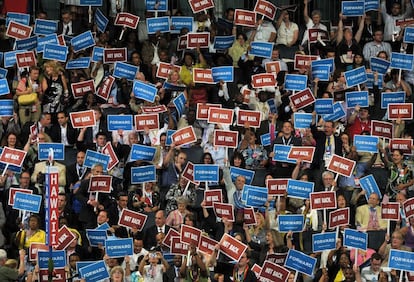 Delegados muestran pancartas de apoyo a Obama durante el discurso de Rahm Emanuel.