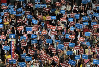 Delegados muestran pancartas de apoyo a Obama durante el discurso de Rahm Emanuel.