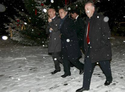 El seleccionador Vicente del Bosque, junto a José Luis Astiazarán y Luis Rubiales, a su llegada ayer a Zúrich.