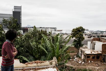 Vistas de lo que queda de esta favela, y al fondo, algunas de las instalaciones del Parque Olímpico donde se celebrarán la mayoría de los eventos deportivos. 