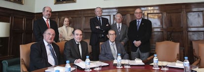 De izquierda a derecha y de arriba a abajo, Mariano Esteban (Farmacia); Carmen Iglesias (Historia); José Elguero (Ciencias Exactas); Pedro R. García (Ciencias Exactas); Elías Fereres (Ingeniería); José Antonio Escudero (Jurisprudencia); Joaquín Poch (Medicina) y Juan Velarde (Ciencias Morales).