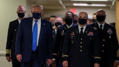 Trump aparece por primera vez con mascarilla en público durante una visita a un hospital el pasado 11 de julio.