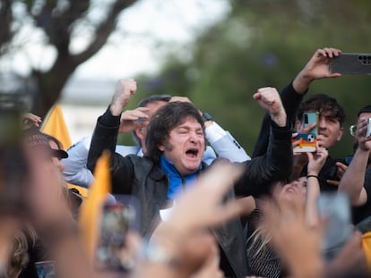 El candidato presidencial argentino Javier Milei saluda hoy a sus simpatizantes durante un acto de campaña, en el Monumento Nacional a la Bandera en Rosario (Argentina).