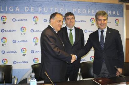 Javier Tebas estrecha la mano con el director general de la Policía, Ignacio Cosidó, junto Miguel Cardenal, presidente del Consejo Superior de Deportes