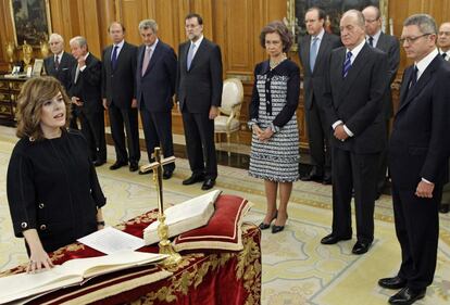 Soraya Sáenz de Santamaría jura como como vicepresidenta y ministra de la Presidencia.