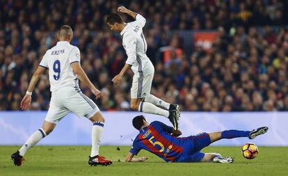 Sergio Busquets le arrebata el balón a Ronaldo Cristiano.
