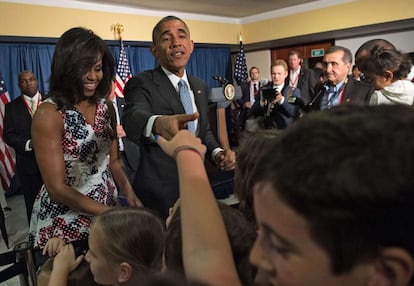 Obama saluda a un grupo de niños en la embajada de EE UU, el 20 de marzo.