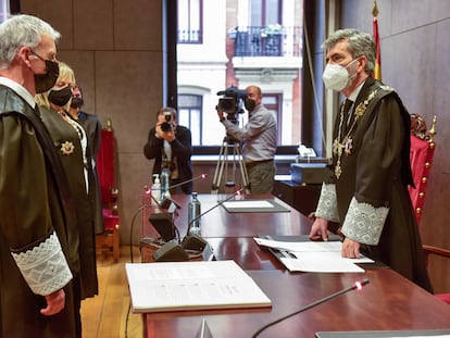 El presidente del CGPJ, Carlos Lesmes, a la derecha, en la toma de posesión del presidente del Tribunal Superior de Justicia del País Vasco, Iñaki Subijana, a la izquierda, el pasado abril en Bilbao.