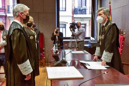 El presidente del CGPJ, Carlos Lesmes, a la derecha, en la toma de posesión del presidente del Tribunal Superior de Justicia del País Vasco, Iñaki Subijana, a la izquierda, el pasado abril en Bilbao.