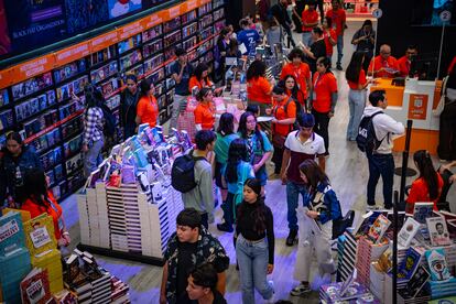 Asistentes a la Feria Internacional del Libro de Guadalajara, el 30 de noviembre de 2024.