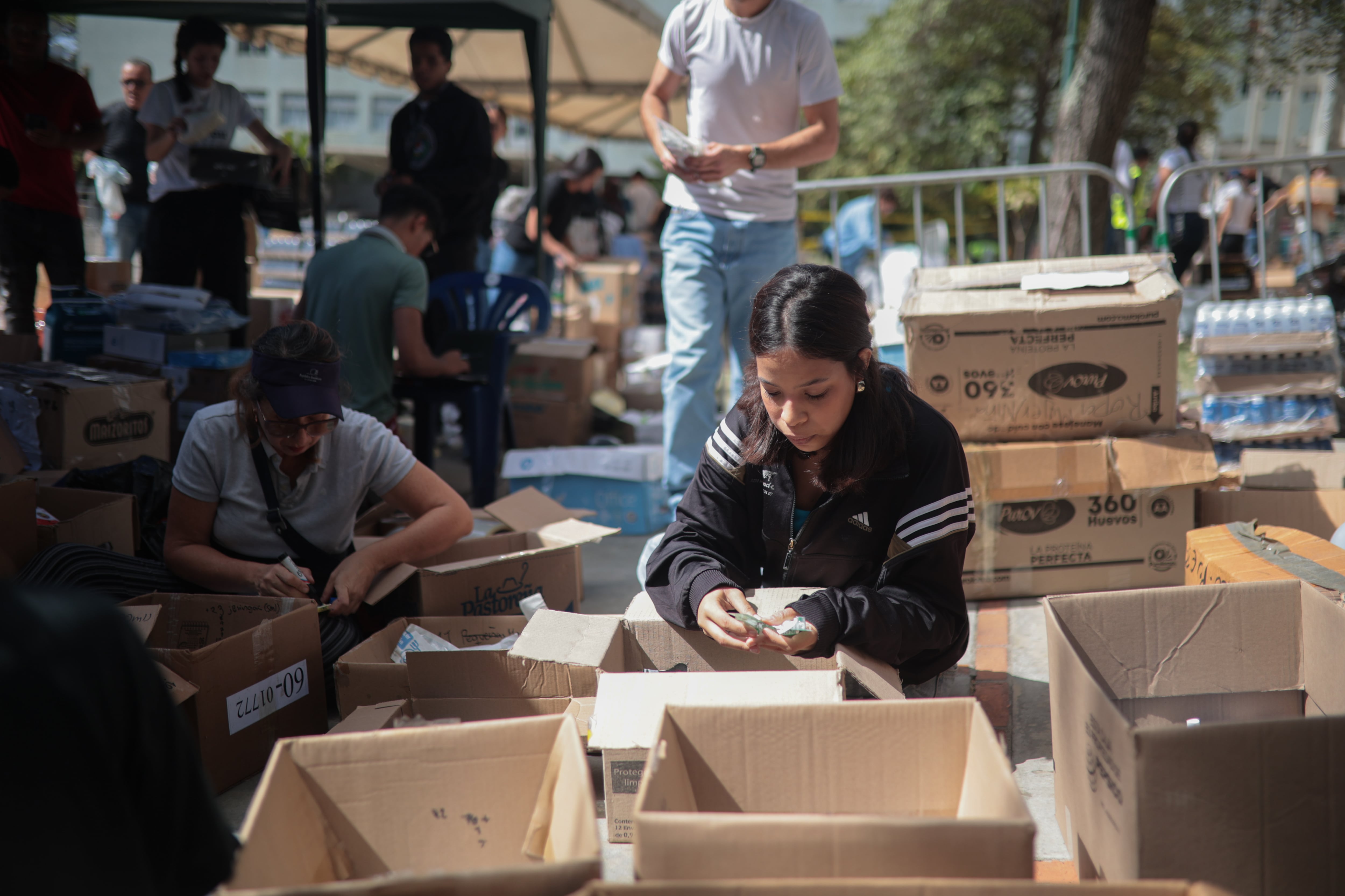 Voluntarios distribuyen los insumos en el centro de acopio de Ciudad Universitaria. 