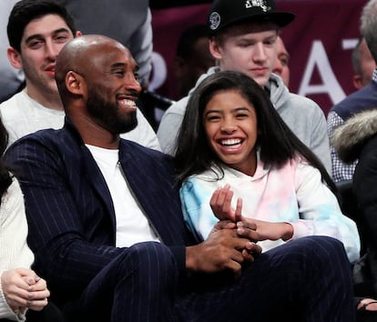Kobe Bryant y su hija Gianna, en un partido de baloncesto en Nueva York en diciembre de 2019. 