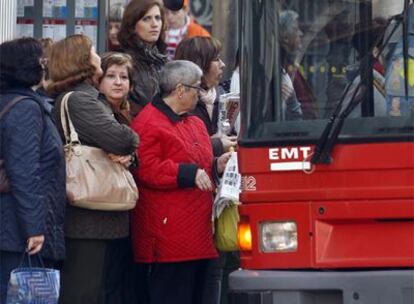 Viajeros esperando bajo una marquesina, una imagen ya clásica en Valencia, donde desde finales de febrero más 150.000 ciudadanos lidian con dos huelgas: la de los autobusees de la EMT y la del Metro, con paros coincidentes en las horas punta.