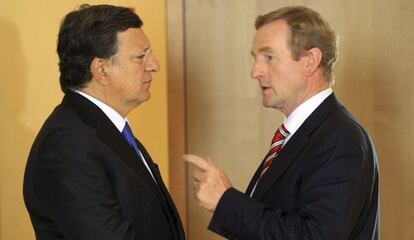 El primer ministro irlandés Enda Kenny (derecha) conversa con el presidente de la Comisión Europea, Jose Manuel Durao Barroso.