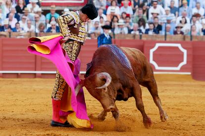 Daniel Luque, por delantales ante el quinto toro.