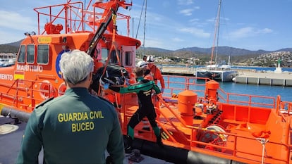 Una embarcación con agentes del Geas en el puerto de Llançà, este jueves.