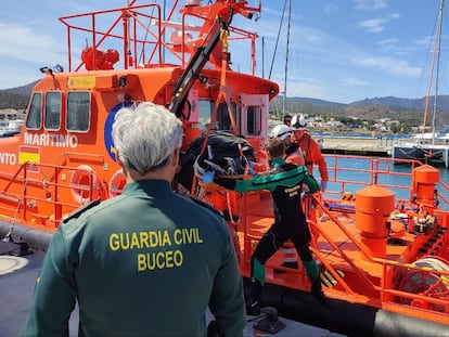 Una embarcación con agentes del Geas en el puerto de Llançà, este jueves.