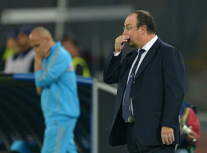 Rafa Benítez contempla el partido, al igual que el técnico del Olympique, Elie Baup.