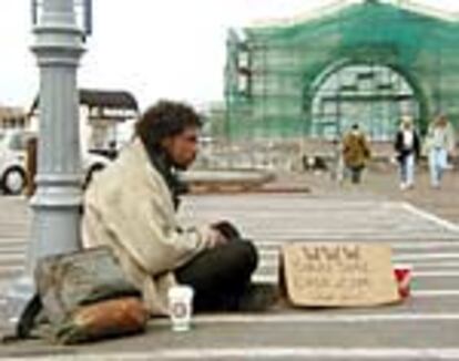 Un 'mendigopuntocom' pide monedas en San Francisco.