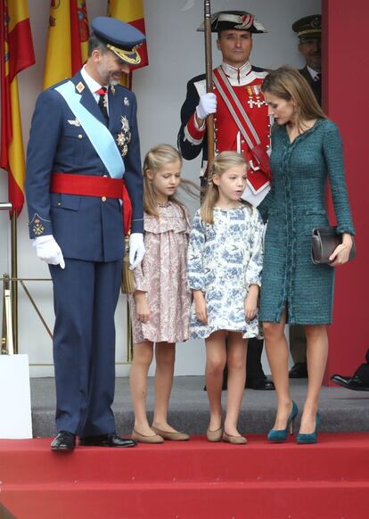 Los Reyes junto a su hijas, en el desfile del Día Nacional.