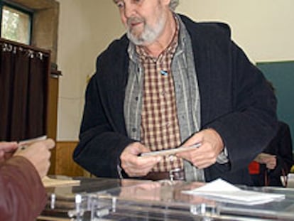 Xosé Manuel Beiras, dirigente del BNG, en el momento de votar.