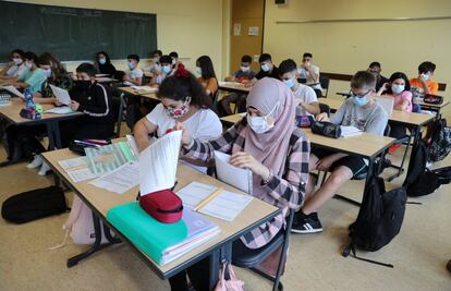 El uso de mascarillas en las escuelas del Estado de Renania del Norte-Westfalia también es obligatorio dentro de las clases. En la imagen, alumnos de séptimo curso el 13 de agosto en la centro de Freiherr-vom-Stein de Bonn.