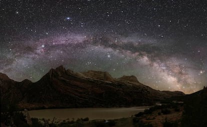 Así se ve la Vía Láctea y el resto del cielo en el monumento nacional de los dinosaurios, en el oeste de EE UU y lejos de cualquier ciudad.