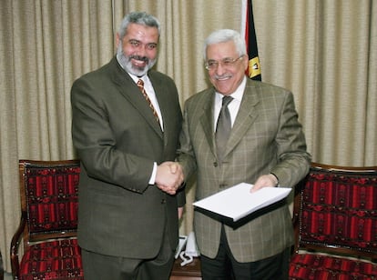 Ismail Haniya y Mahmud Abbas, en Ciudad de Gaza en 2006.