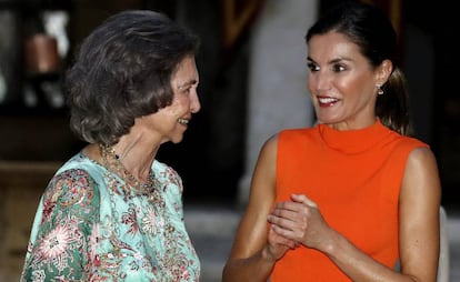 3 de agosto: la reina Letizia y la reina Sofía sonríen en la recepción a representantes de la sociedad balear en el Palacio de la Almudaina, en Palma de Mallorca.
