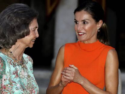 3 de agosto: la reina Letizia y la reina Sofía sonríen en la recepción a representantes de la sociedad balear en el Palacio de la Almudaina, en Palma de Mallorca.