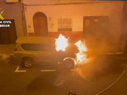 El vehículo propiedad de un agente de la Guardia Civil, en llamas, el pasado julio, en Melilla.