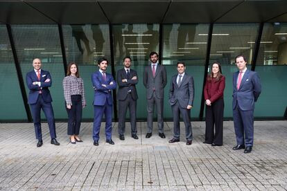 Equipo de Préstamos del Banco Santander, de izquierda a derecha: Agustín Séez, Virginia Marí, Jorge Lozano, Héctor Muñoz, Iñigo Mengotti, Pablo Trueba, Eugenia Martínez-Simancas y Luis Laínz.