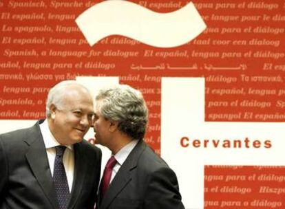 Miguel Ángel Moratinos y César Antonio Molina se hacen confidencias en un acto del Instituto Cervantes, que ambos se disputan.