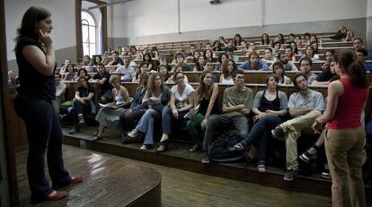 Reuni&oacute;n de profesores y alumnos de la Universidad de Barcelona tras entregar una carta al rector en protesta por los recortes