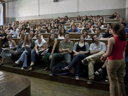 Reunión de profesores y alumnos de la Universidad de Barcelona tras entregar una carta al rector en protesta por los recortes