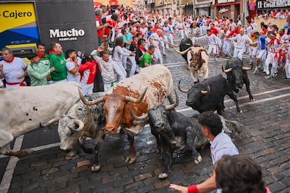 Astados de la ganadería Cebada Gago en la curva de Mercaderes, este martes en el segundo encierro de San Fermín.