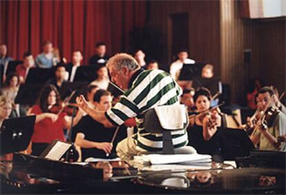 El director Daniel Barenboim, durante los ensayos de la orquesta West Eastern Divan, en Sevilla.