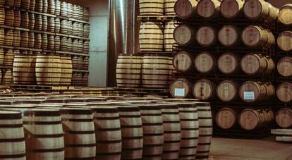 Bodega Páez Morilla, donde se apilan los toneles envinados en palés especiales de hasta cinco alturas.