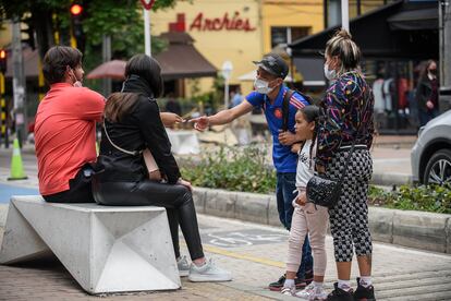 Deivis y su familia piden dinero en las calles de Bogotá, el 26 de agosto.