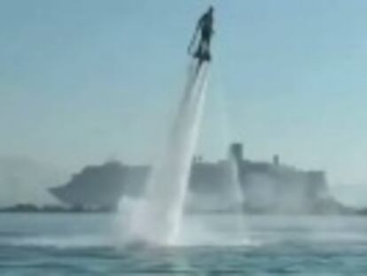 Nadar como un delfín, volar hasta doce metros de altura y hacer giros increíbles sobre el mar es lo último en deporte extremo