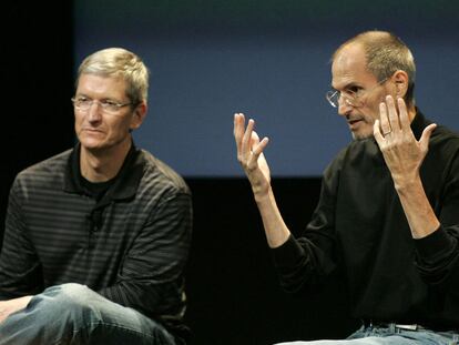 El consejero delegado de Apple, Steve Jobs (a la derecha), y su jefe de operaciones, Tim Cook, el pasado julio en Cupertino (California).