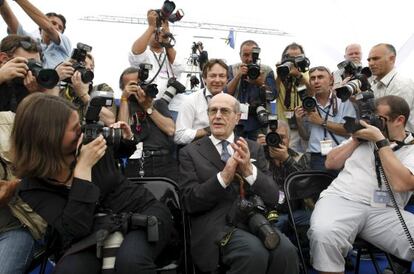 Manoel de Oliveira, rodeado por fot&oacute;grafos, en el festival de Cannes de 2008. 