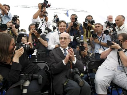 Manoel de Oliveira, envoltat de fotògrafs, al festival de Canes del 2008.