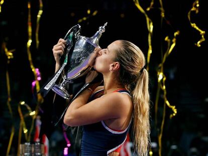 Cibulkova besa su trofeo, con Kerber en segundo t&eacute;rmino.