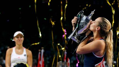 Cibulkova besa su trofeo, con Kerber en segundo t&eacute;rmino.