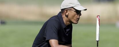 Barack Obama en el club de golf Vineyard en la isla de Martha&#039; s Vineyard (EE UU).